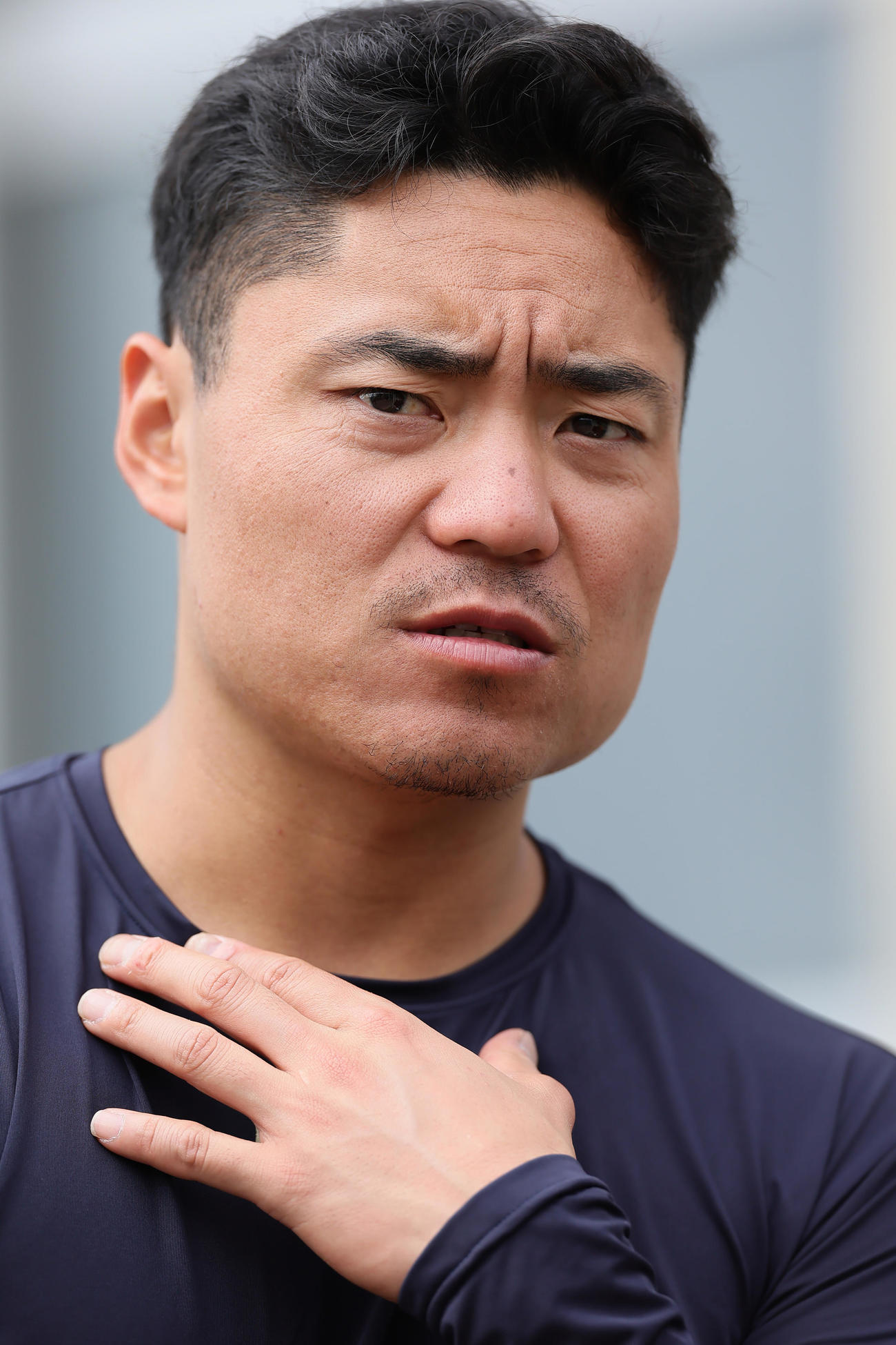 真剣な表情で取材を受けるヤクルト中村（撮影・足立雅史）