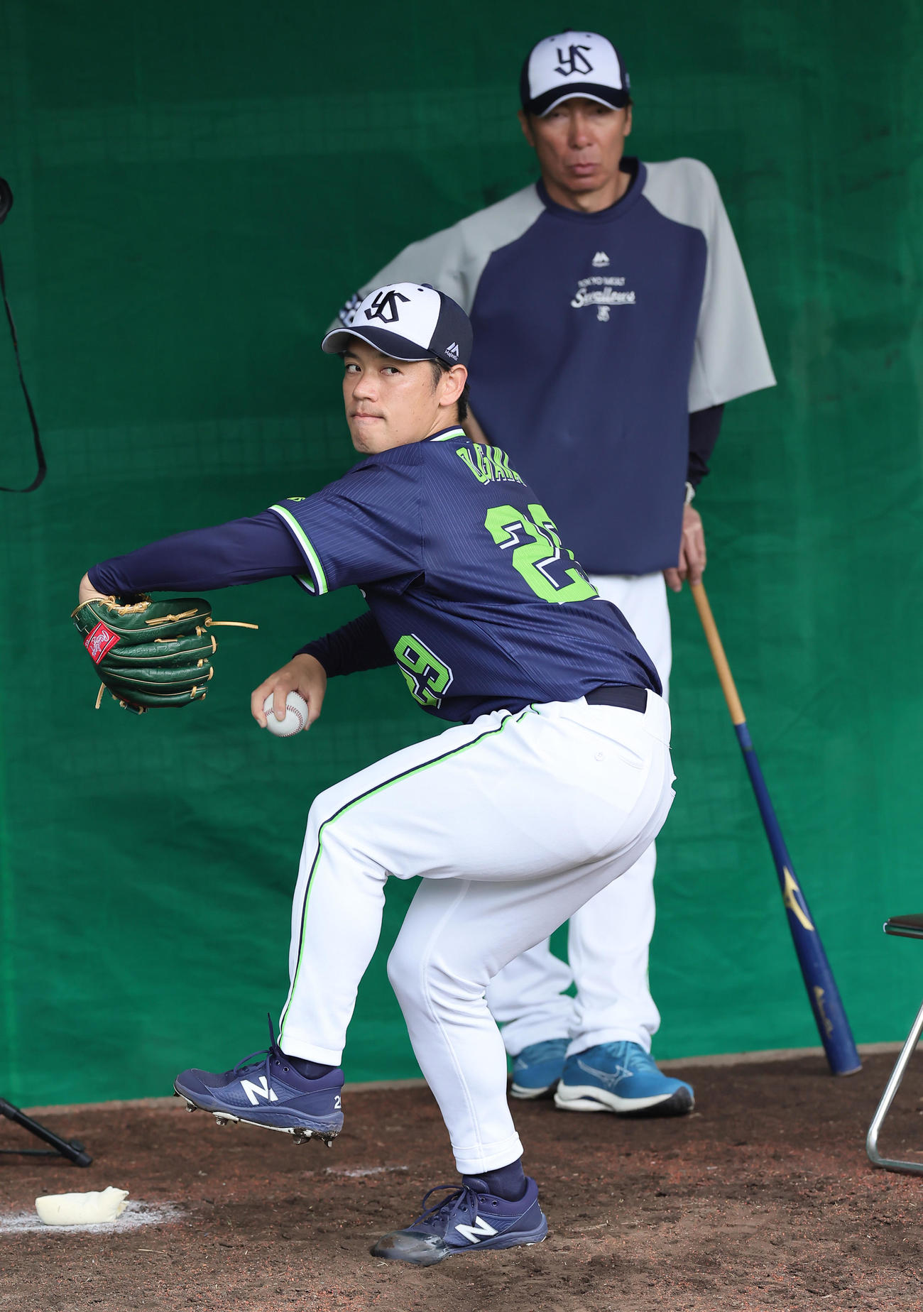 ブルペン投球をするヤクルト小川。後方は高津監督（撮影・足立雅史）