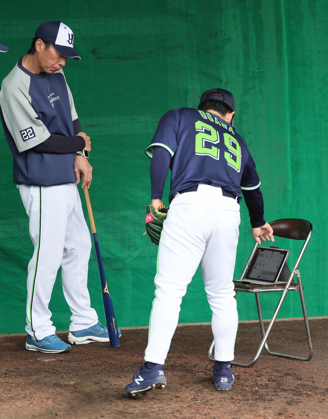 ブルペンで計測された投球データを確認するヤクルト小川（右）と高津監督（撮影・足立雅史）