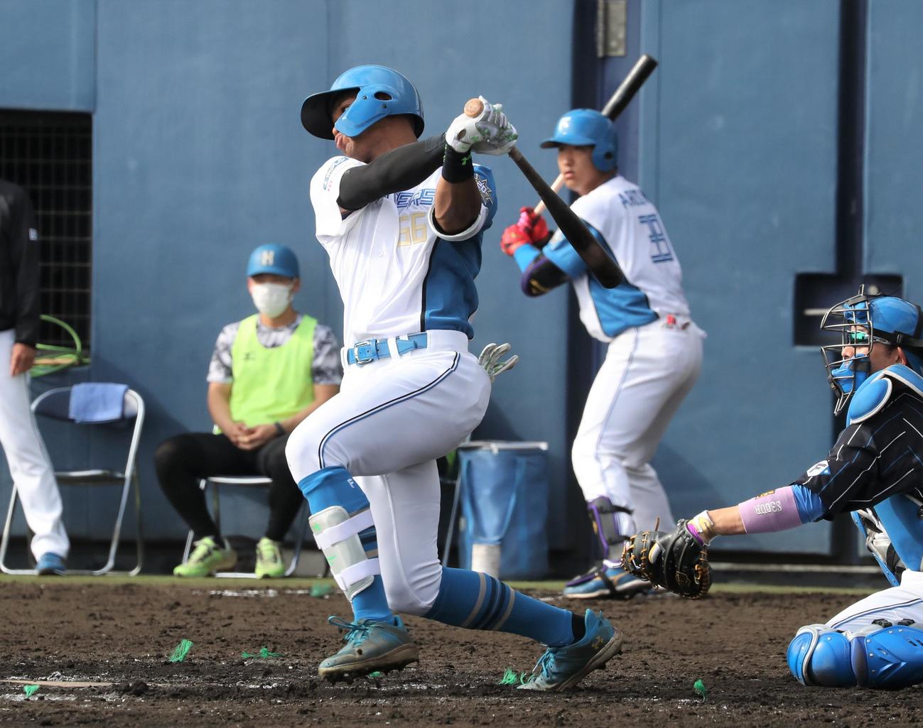 紅白戦　6回裏白組無死一、三塁、右中間に2点適時二塁打を放つ万波（撮影・黒川智章）