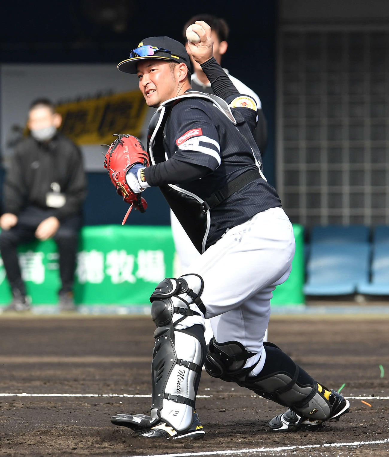 シートノックで三塁へ送球する嶺井（撮影・岩下翔太）