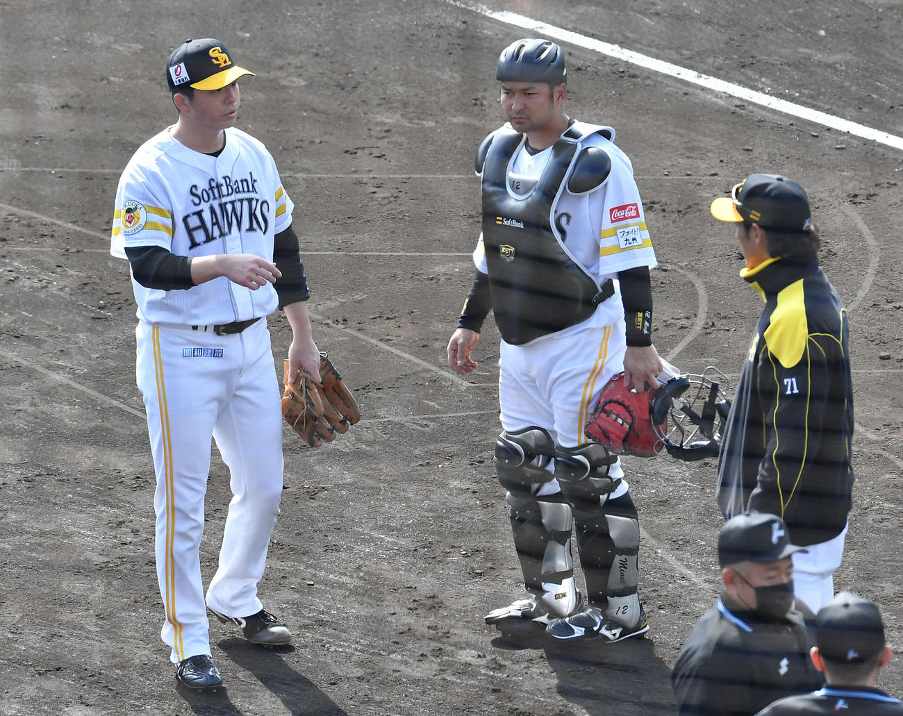 フリー打撃の登板を終えた大関（左）は、嶺井（中央）、斉藤和巳投手コーチ（右）と話す（撮影・岩下翔太）