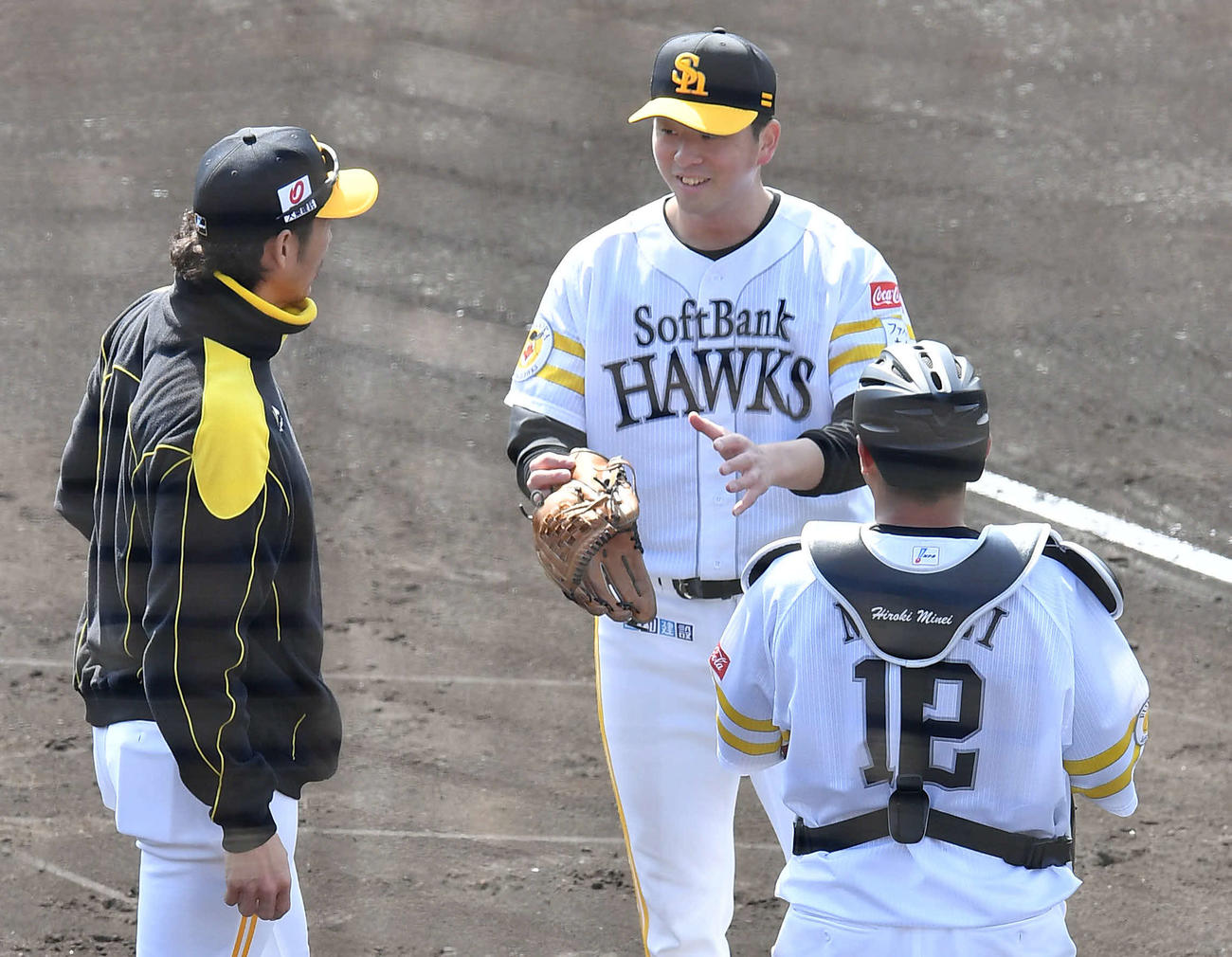 フリー打撃の登板を終え、斉藤和巳投手コーチ（左）、嶺井（右）と笑顔で話す大関（撮影・岩下翔太）