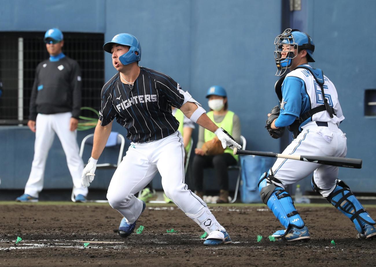 6回表紅組2死一塁、左前打を放つ日本ハム山口（左）（撮影・黒川智章）