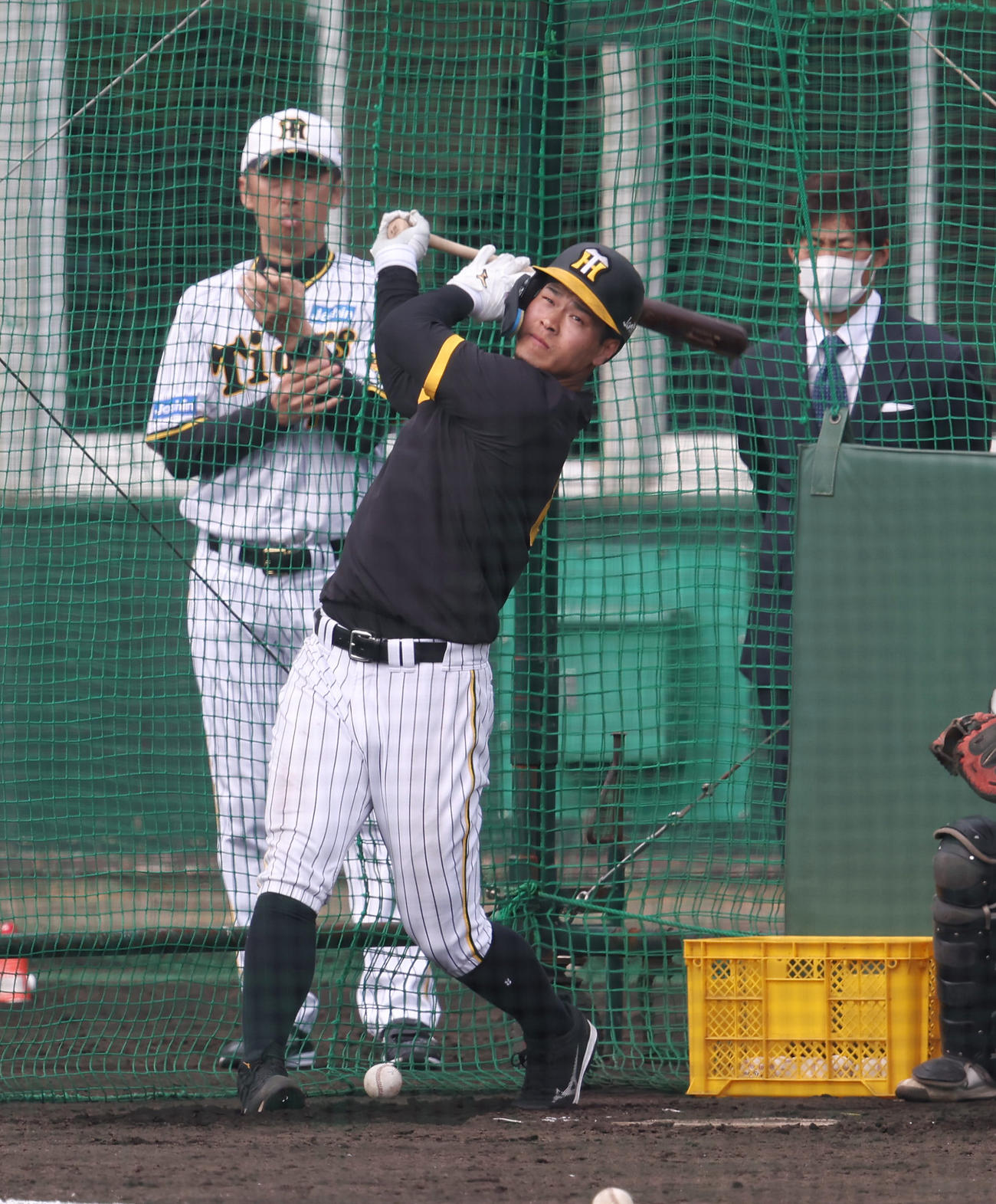 フリー打撃を行う阪神佐藤輝。後方右は桧山氏、同左は今岡コーチ（撮影・前田充）