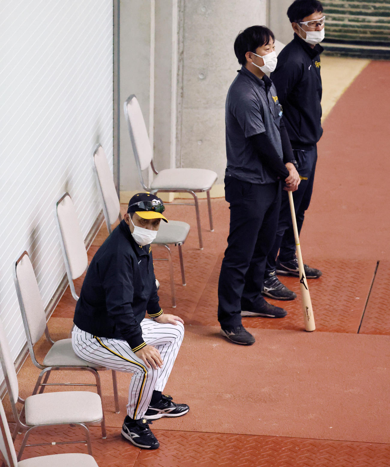 具志川ドームへ移動し練習を見る岡田監督（撮影・加藤哉）