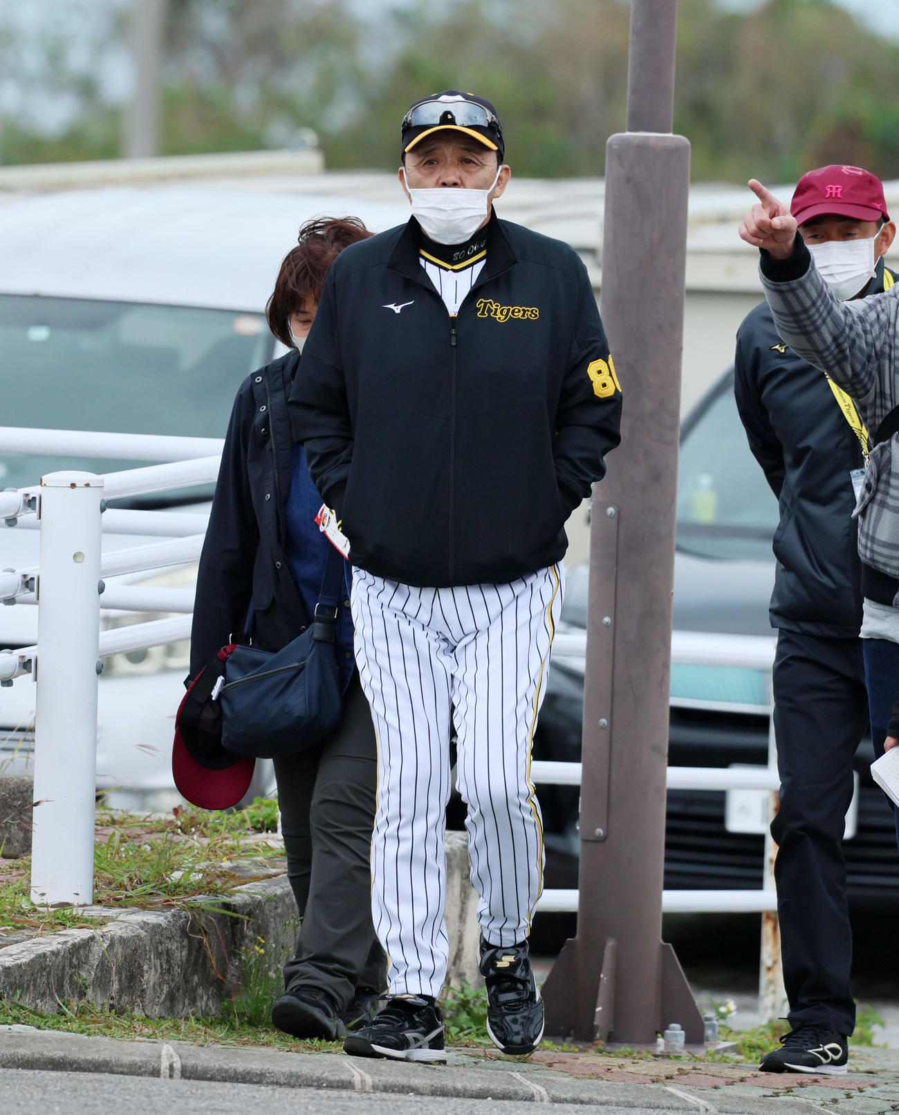具志川ドームからメイングラウンドへ移動する岡田監督（撮影・加藤哉）