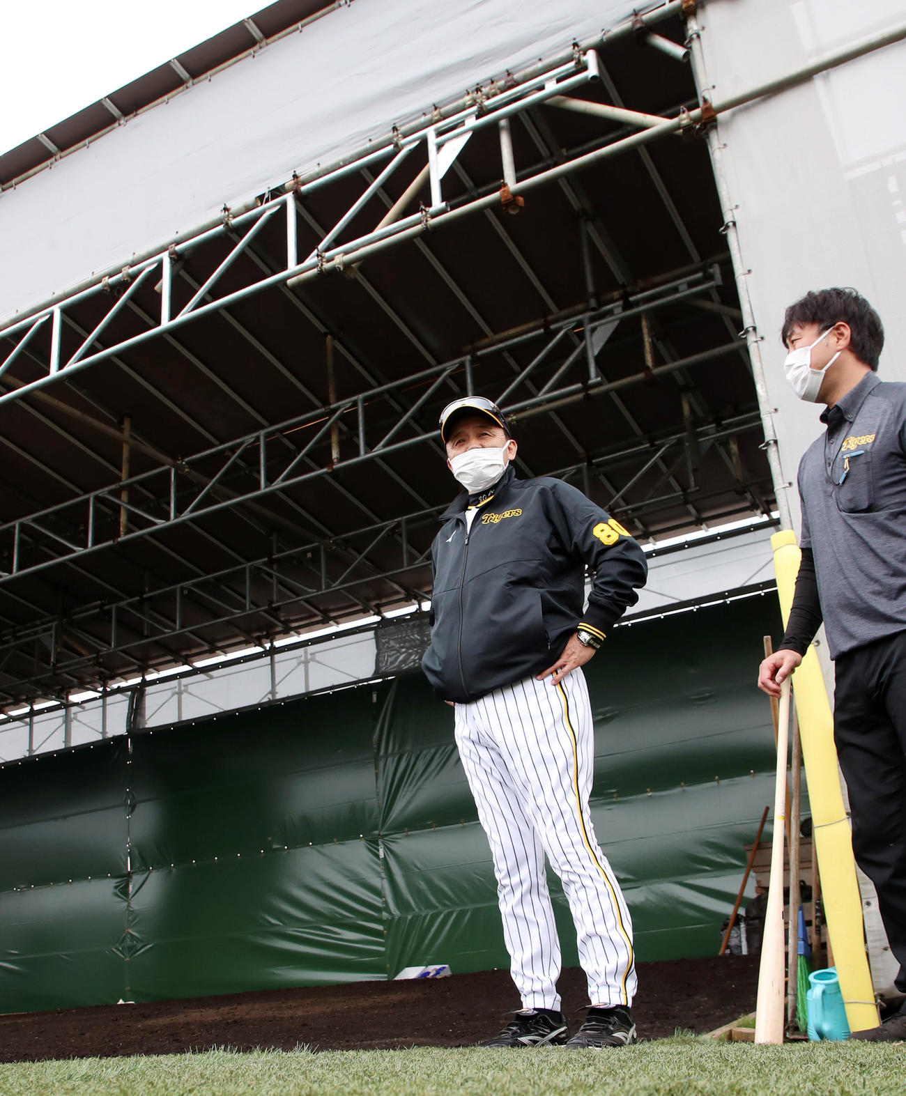 具志川野球場のブルペン施設を見学する岡田監督（撮影・加藤哉）
