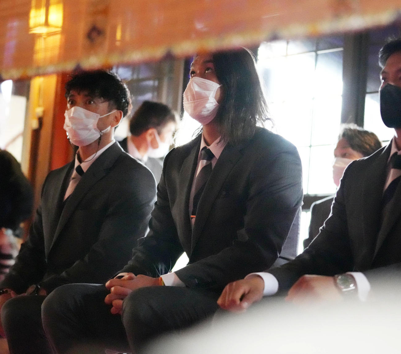 榎原神社での必勝祈願に臨む西武松井監督（左）と高橋選手会長（撮影・小沢裕）