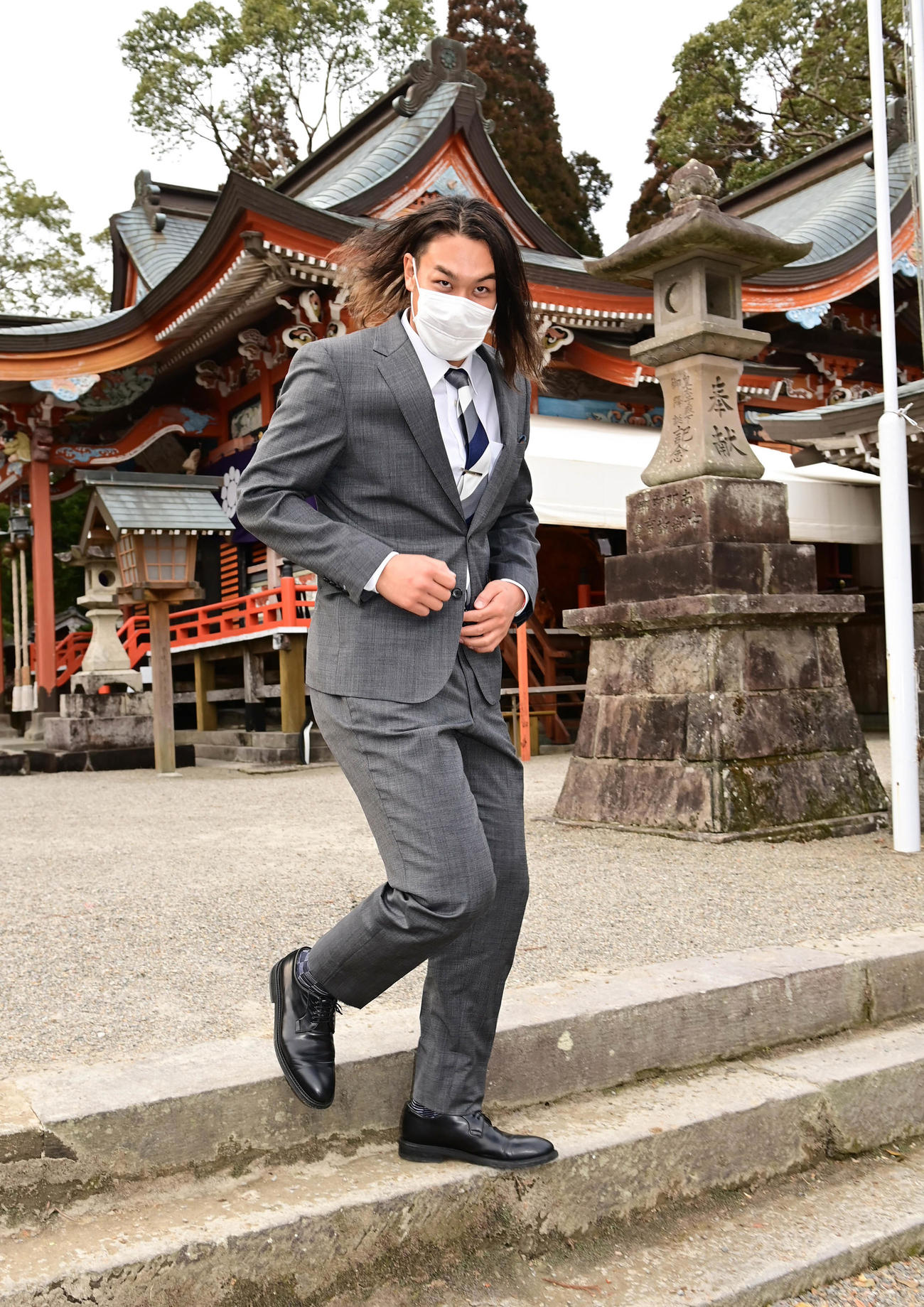 榎原神社での必勝祈願を終え引き揚げる西武高橋選手会長（撮影・小沢裕）