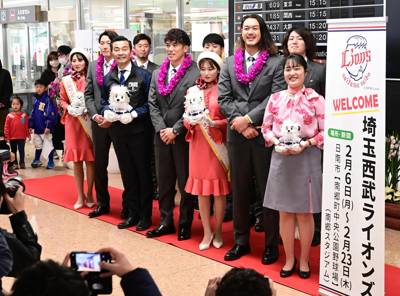 キャンプインに備え宮崎空港に到着し歓迎式典に臨む西武の選手たち。前列左から源田キャプテン、松井監督、高橋選手会長（撮影・小沢裕）