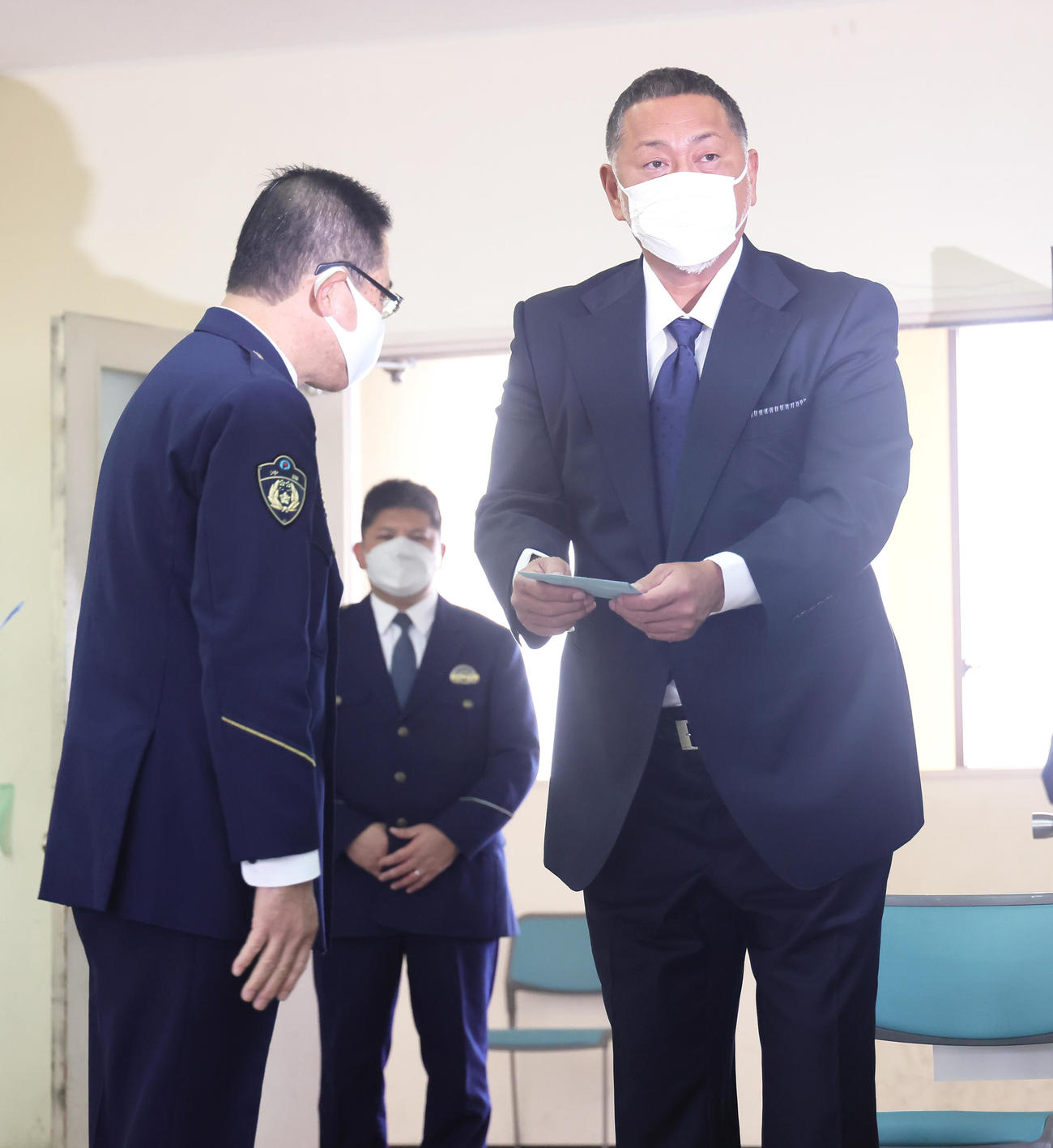 22年2月に起こった交通事故で負傷を負った男性からの感謝の手紙を受け取る清原氏（右）（撮影・足立雅史）