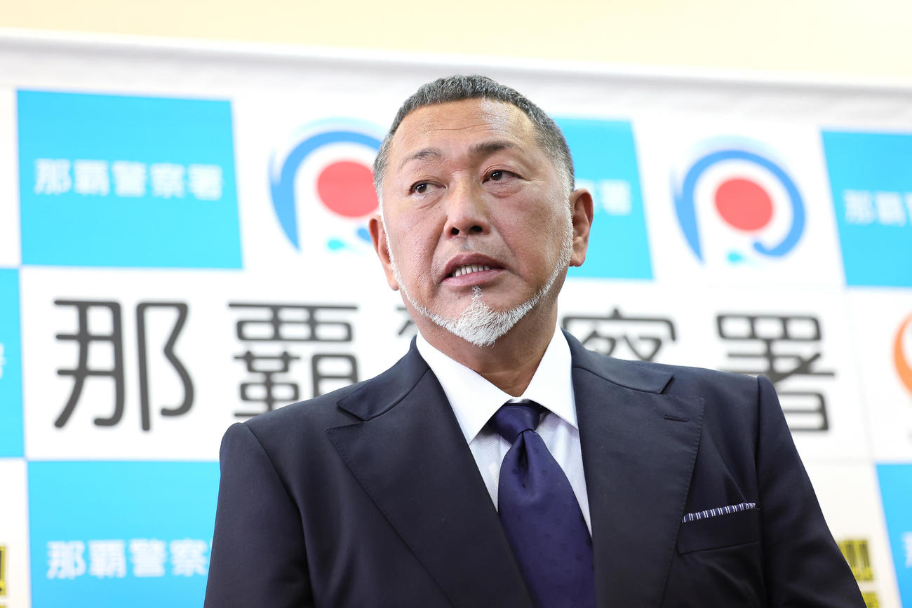 22年2月に起こった交通事故の際の人命救助に対して那覇署から感謝状を贈られ取材に応じる清原氏（撮影・足立雅史）