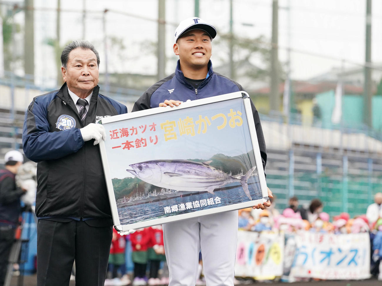南郷キャンプ初日を迎え歓迎セレモニーで地元の特産品を贈呈される西武ドラフト1位の蛭間（撮影・小沢裕）