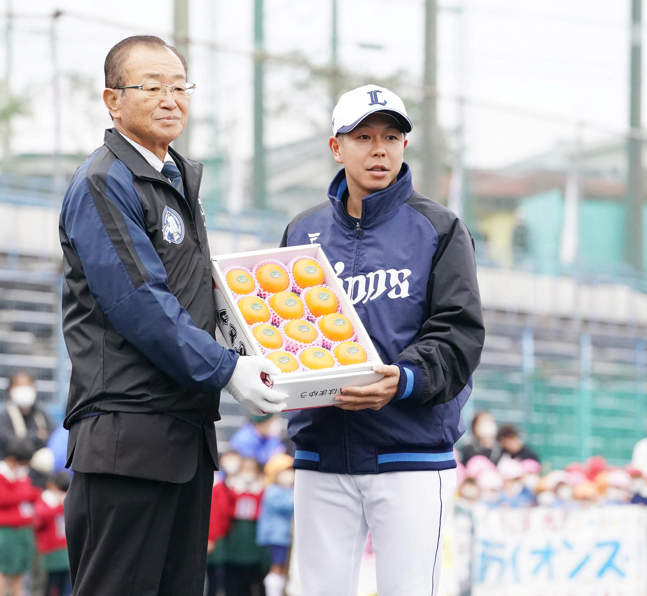 南郷キャンプ初日を迎え歓迎セレモニーで地元の特産品を贈呈される西武ドラフト6位の児玉（撮影・小沢裕）