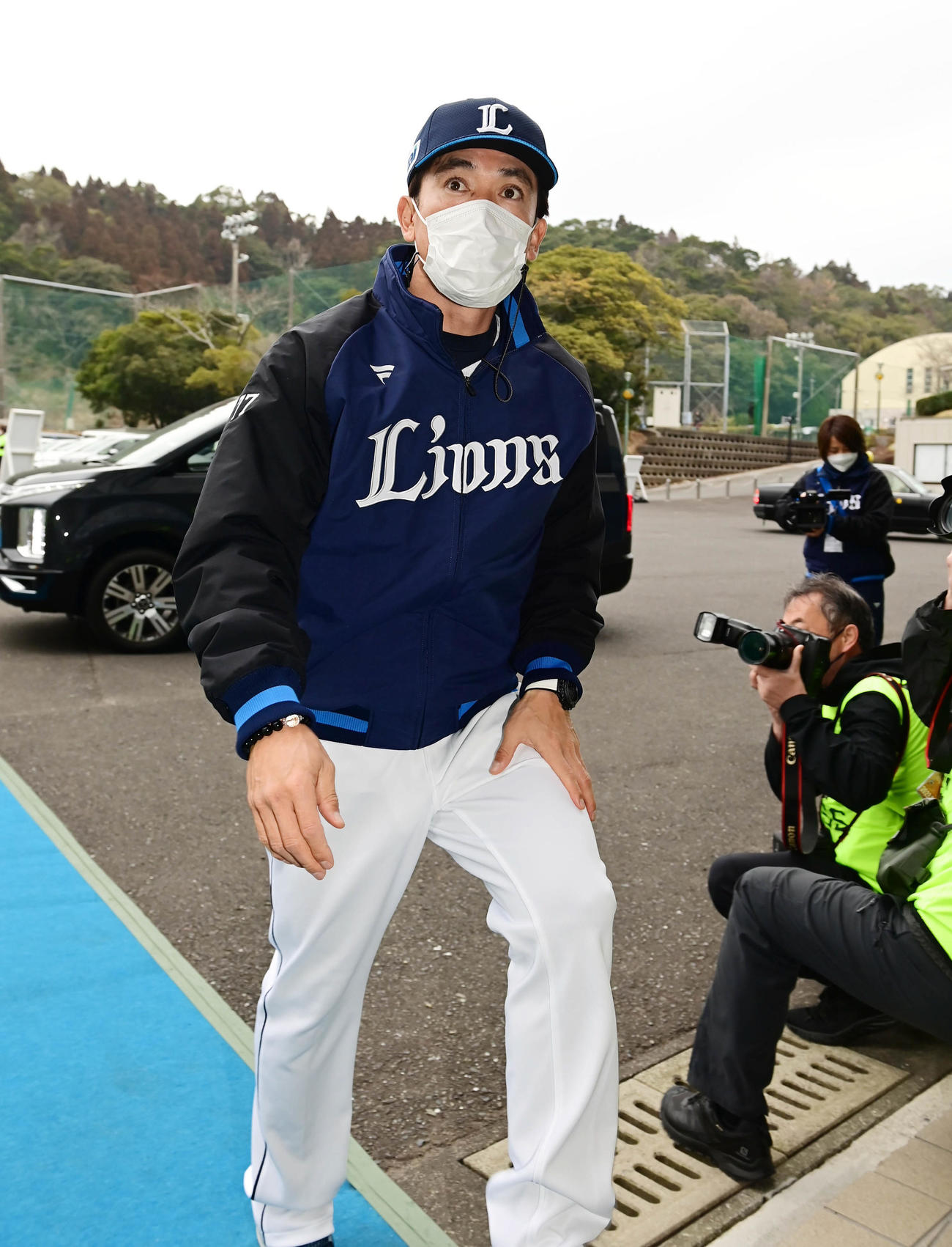 南郷キャンプ初日を迎え球場入りする西武松井監督（撮影・小沢裕）