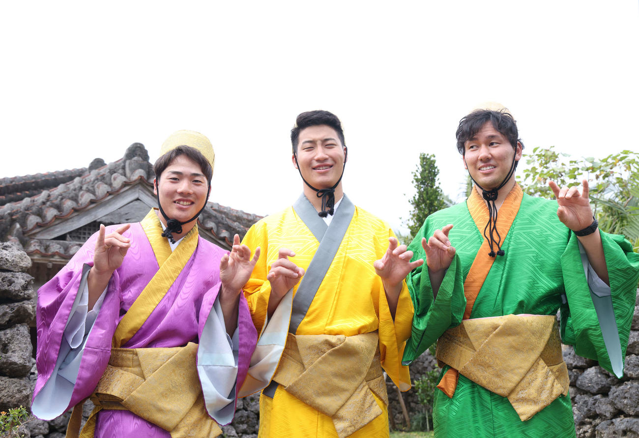 琉球衣装で記念撮影するロッテの、左から友杉、菊地、高野（撮影・河田真司）