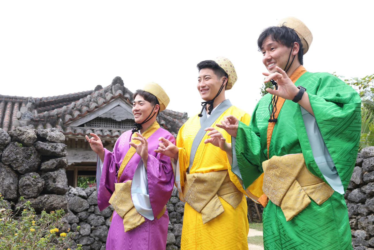琉球衣装で記念撮影するロッテの、左から友杉、菊地、高野（撮影・河田真司）