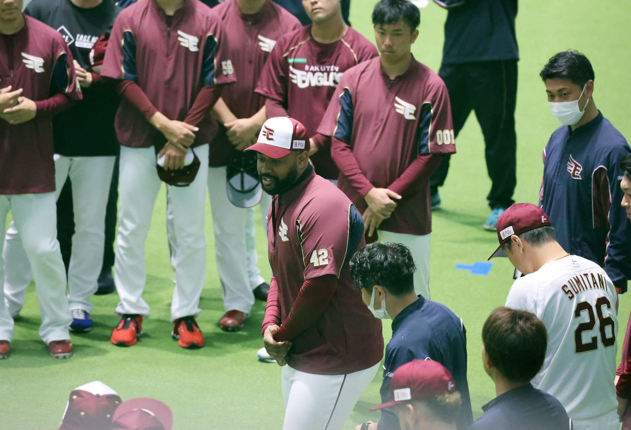 キャンプに合流しあいさつする楽天ギッテンス（中央）（撮影・鈴木正人）