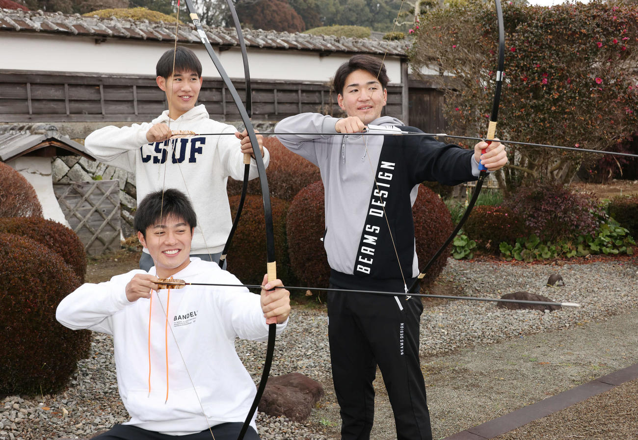広島日南キャンプ　初めてのキャンプ休日、飫肥城跡で四半的を楽しむドラフト3位の益田（手前）、ドラフト6位の長谷部（左）、ドラフト5位の河野（撮影・加藤孝規）