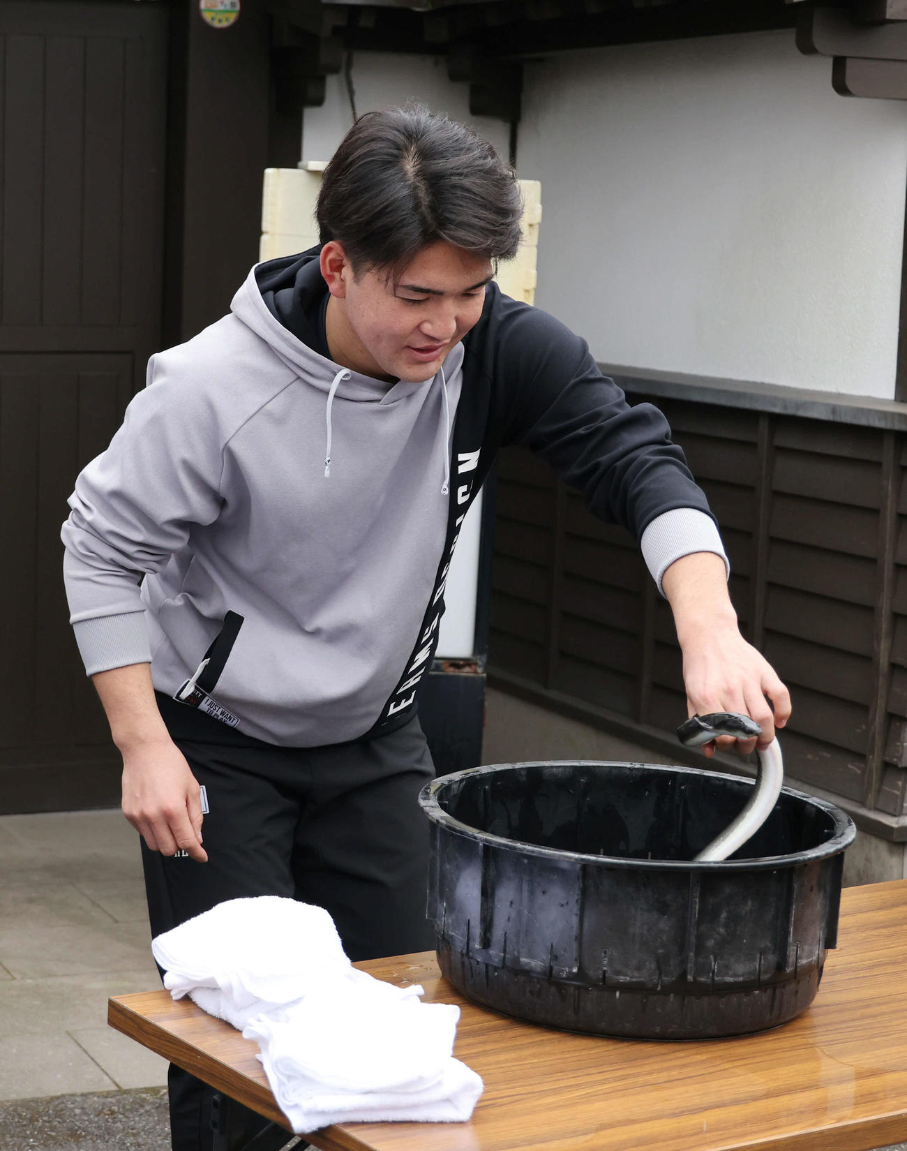 広島日南キャンプ　初めてのキャンプ休日、ウナギのつかみ取りを楽しむドラフト5位の河野（撮影・加藤孝規）