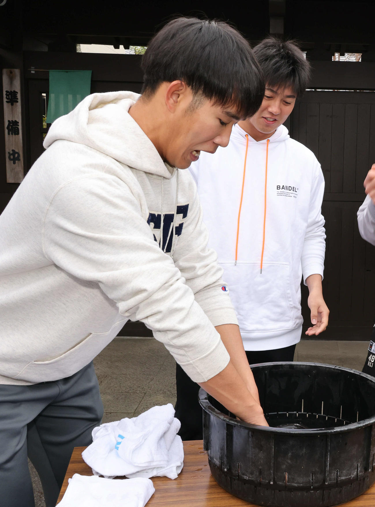 広島日南キャンプ　初めてのキャンプ休日、ウナギのつかみ取りを楽しむドラフト6位の長谷部。右はドラフト3位の益田（撮影・加藤孝規）