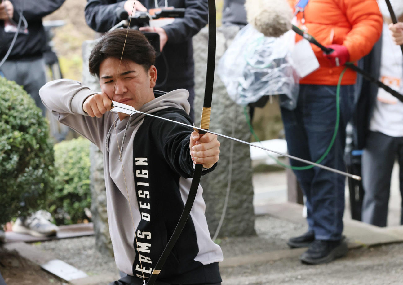 広島日南キャンプ　初めてのキャンプ休日、飫肥城跡で四半的を楽しむドラフト5位の河野（撮影・加藤孝規）