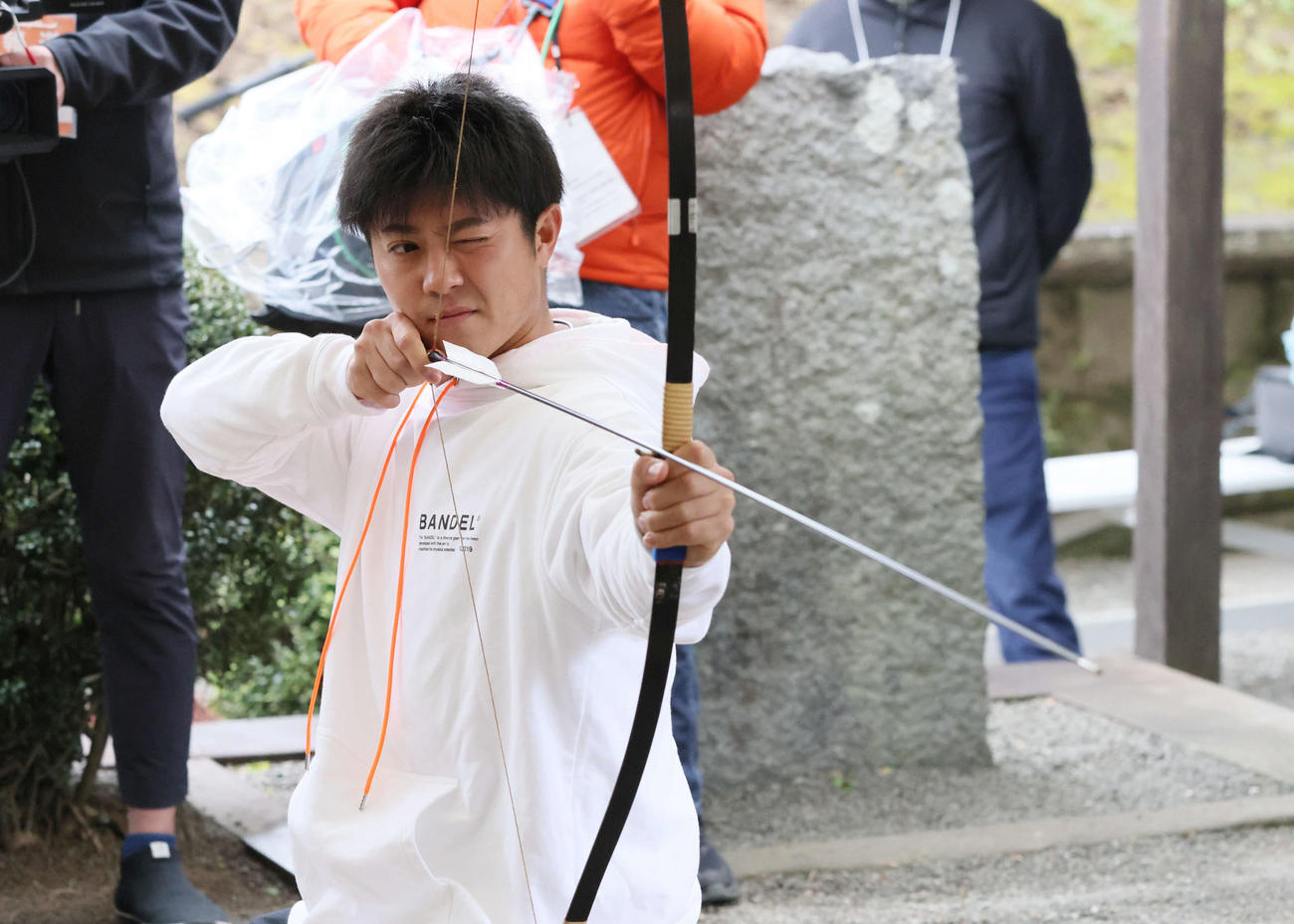 広島日南キャンプ　初めてのキャンプ休日、飫肥城跡で四半的を楽しむドラフト3位の益田（撮影・加藤孝規）
