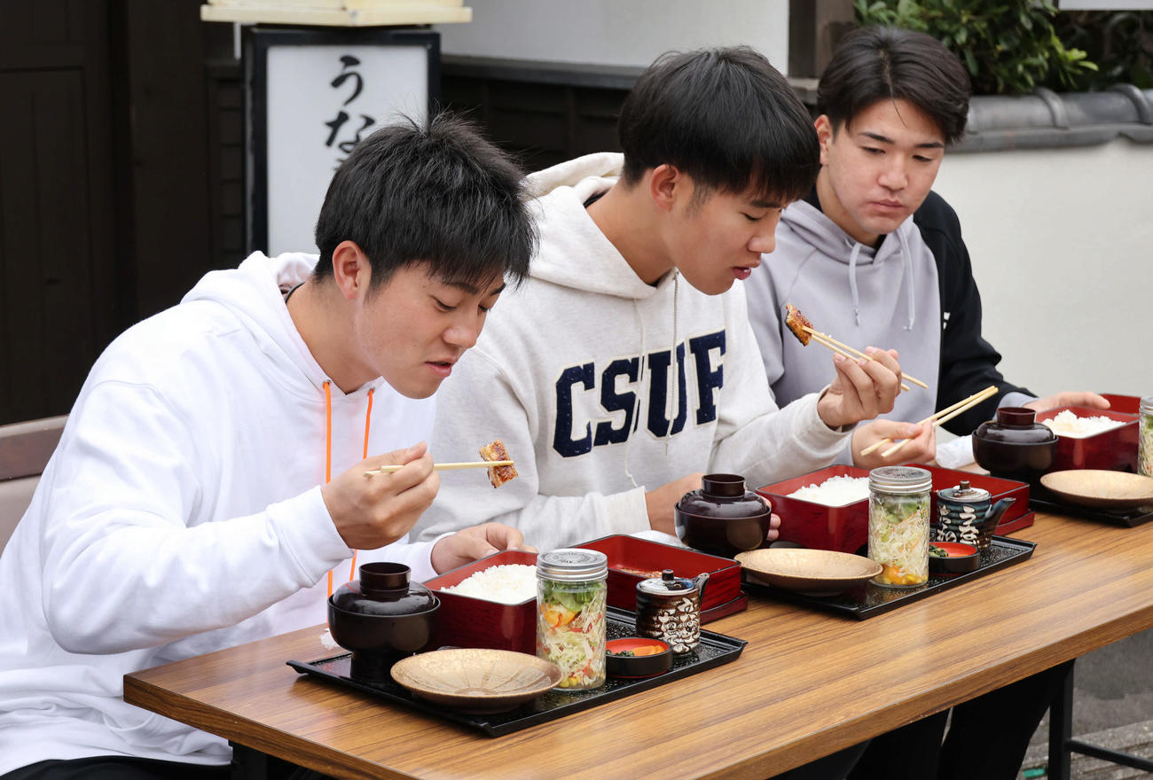 広島日南キャンプ　初めてのキャンプ休日、ウナギ料理を楽しむドラフト3位の益田（左）、ドラフト6位の長谷部（中央）、ドラフト5位の河野（撮影・加藤孝規）