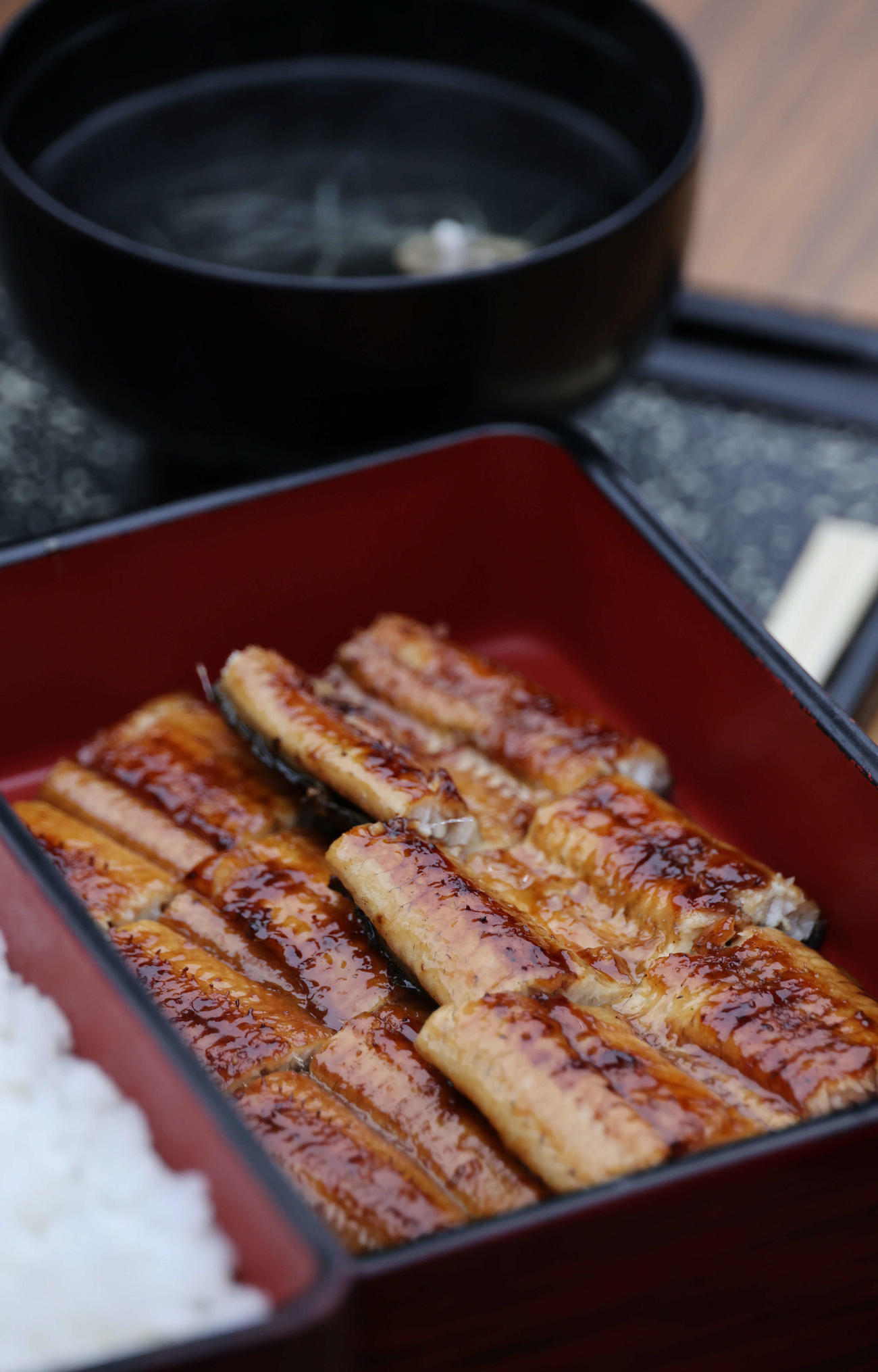広島日南キャンプ　ウナギのつかみ取りの後、新人選手が食したウナギ料理（撮影・加藤孝規）