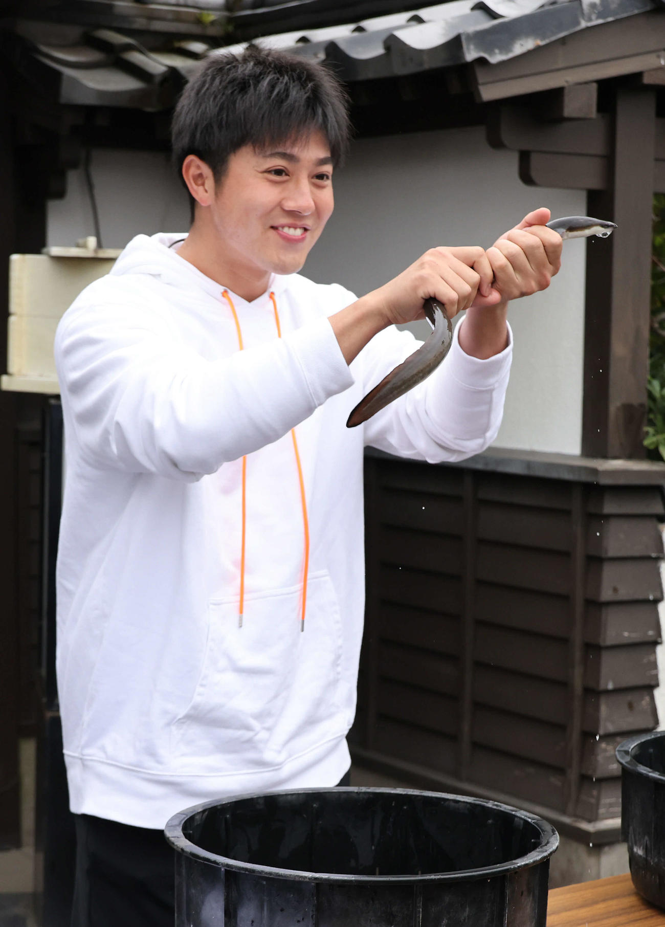 広島日南キャンプ　初めてのキャンプ休日、ウナギのつかみ取りを楽しむドラフト3位の益田（撮影・加藤孝規）