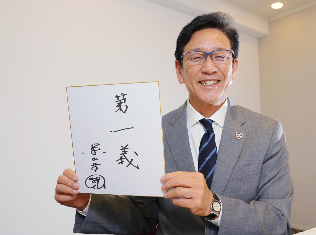 色紙に「第一義」と記す侍ジャパン栗山英樹監督（2023年1月30日撮影）