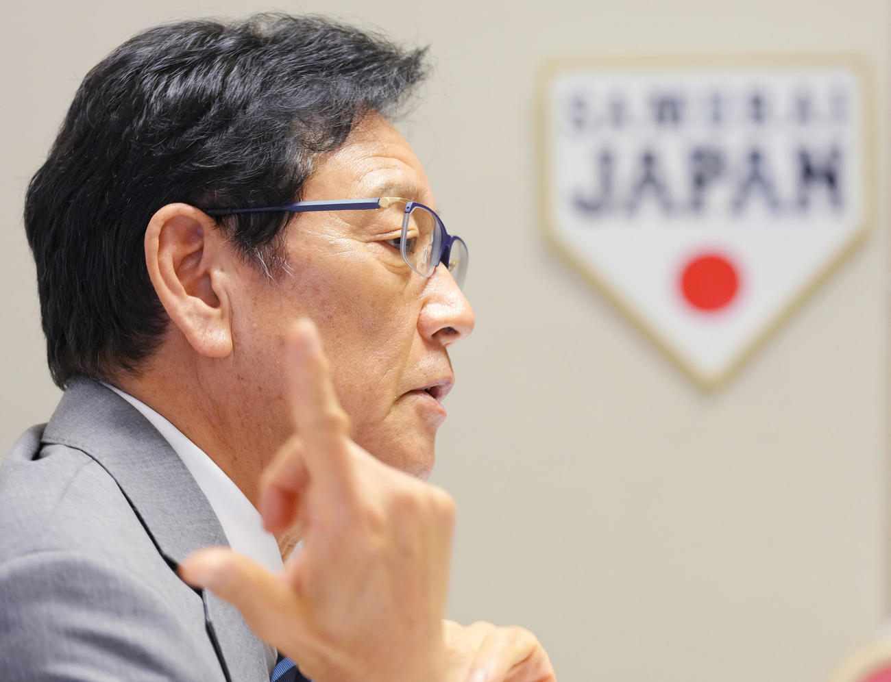 インタビューで抱負を話す侍ジャパン栗山英樹監督（2023年1月30日撮影）