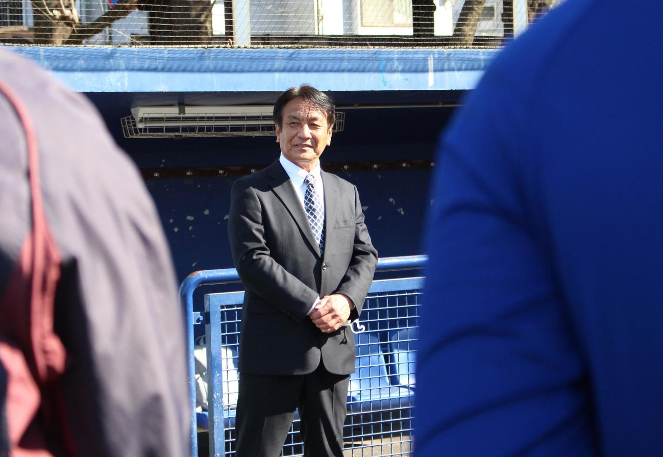 選手たちと顔を合わせた国士舘大・長井新監督（撮影・保坂恭子）