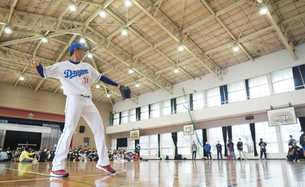 休日に母校を訪れ子供達とキャッチボールをする仲地（左）（撮影・森本幸一）