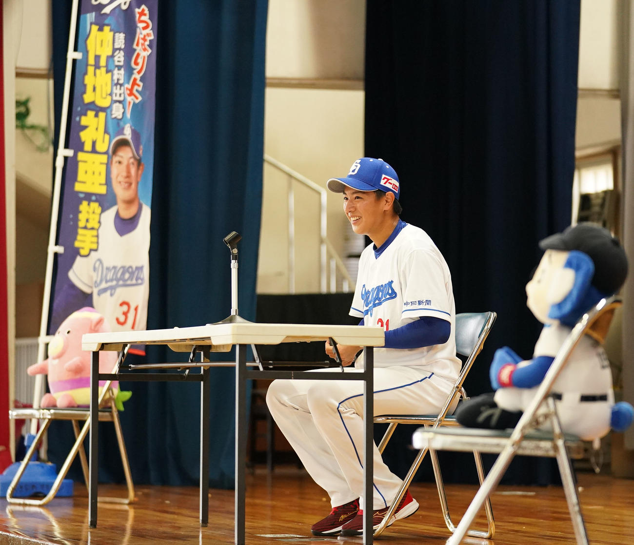 休日に母校を訪れ子供達の質問に答える仲地（撮影・森本幸一）