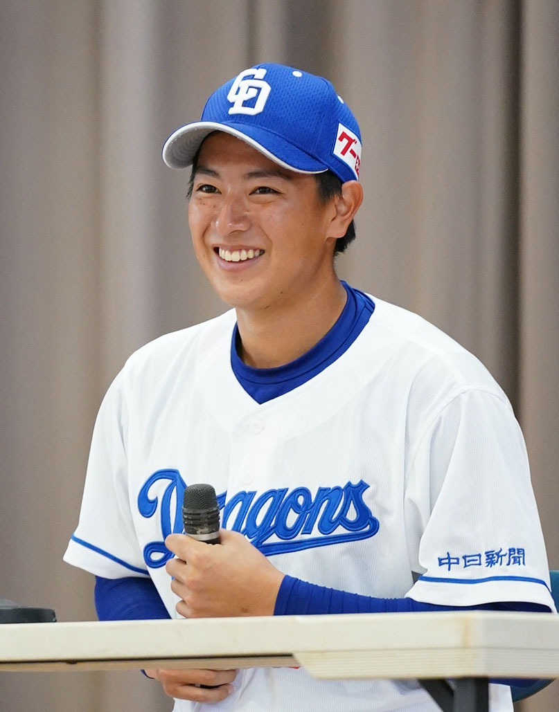 休日に母校を訪れ子供達の質問に答える仲地（撮影・森本幸一）