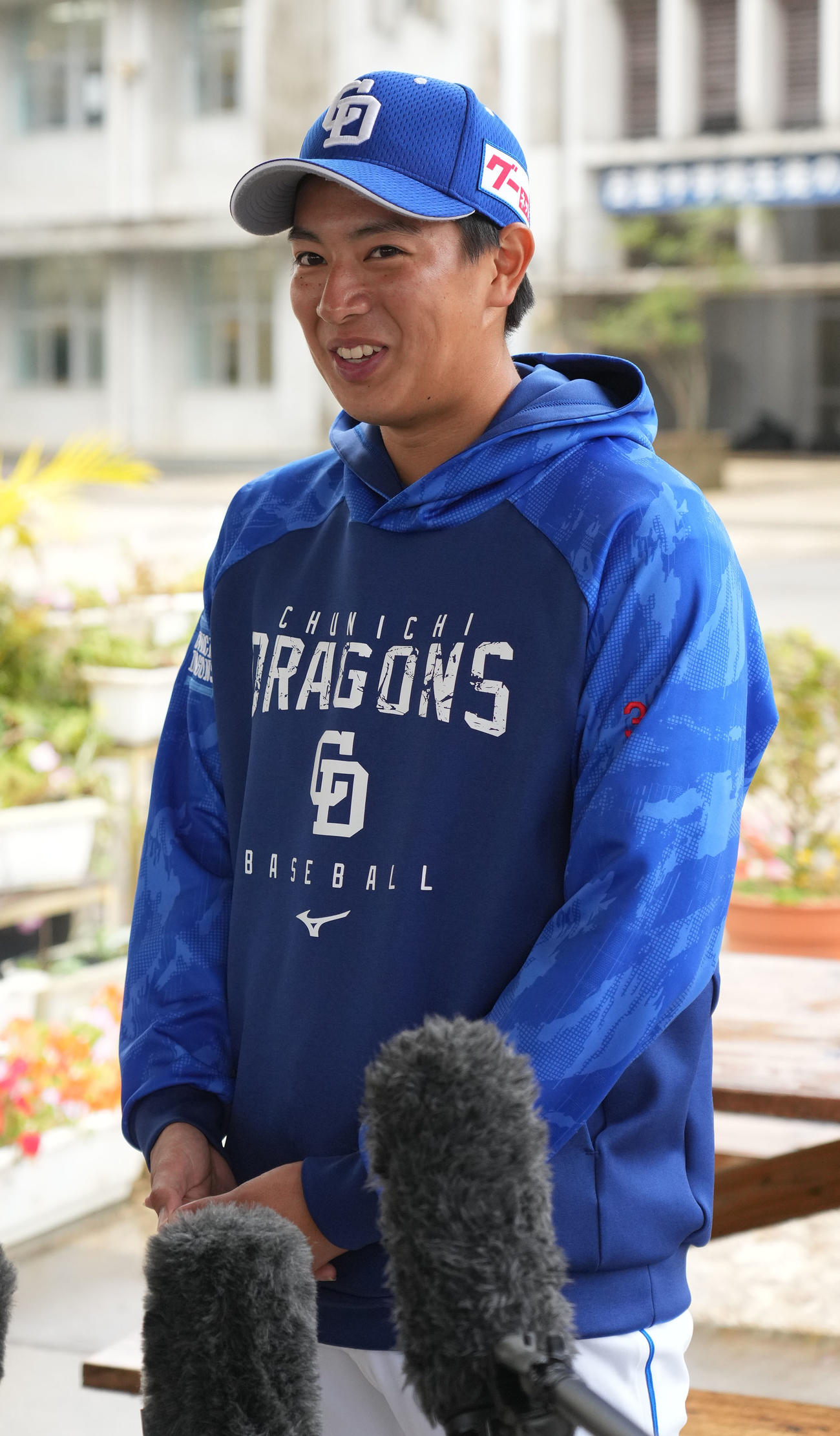 休日に母校を訪れ児童と交流し取材に応じる仲地（撮影・森本幸一）