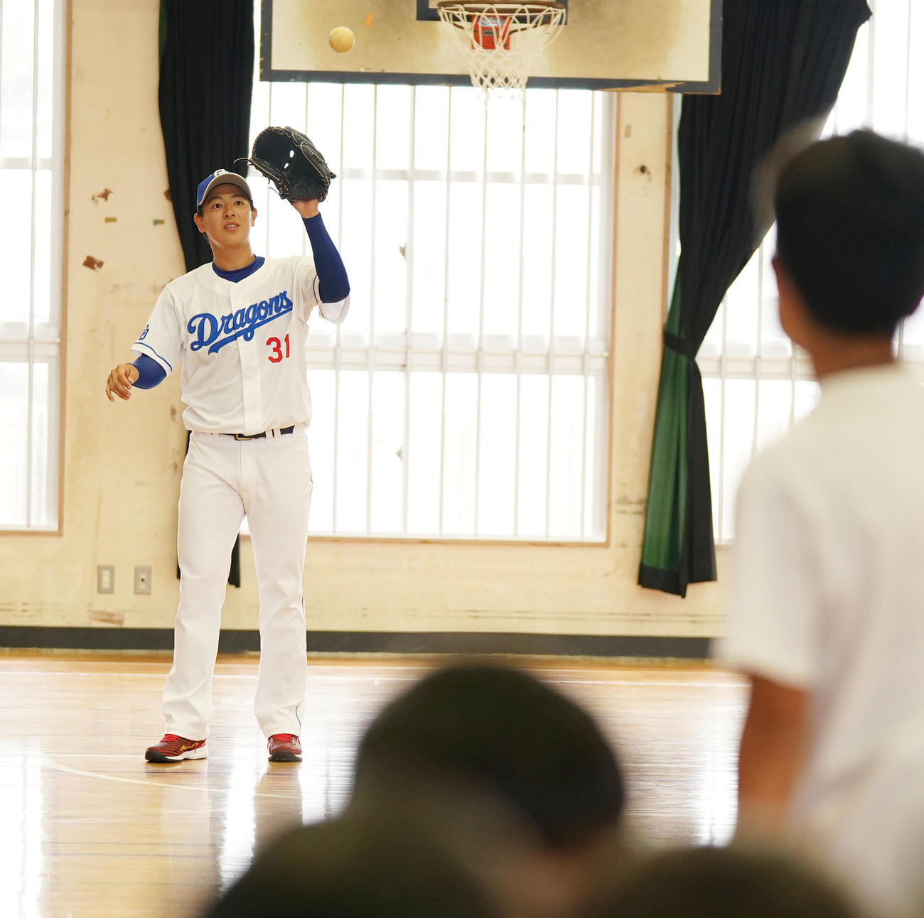 休日に母校を訪れ子供達とキャッチボールをする仲地（左）（撮影・森本幸一）
