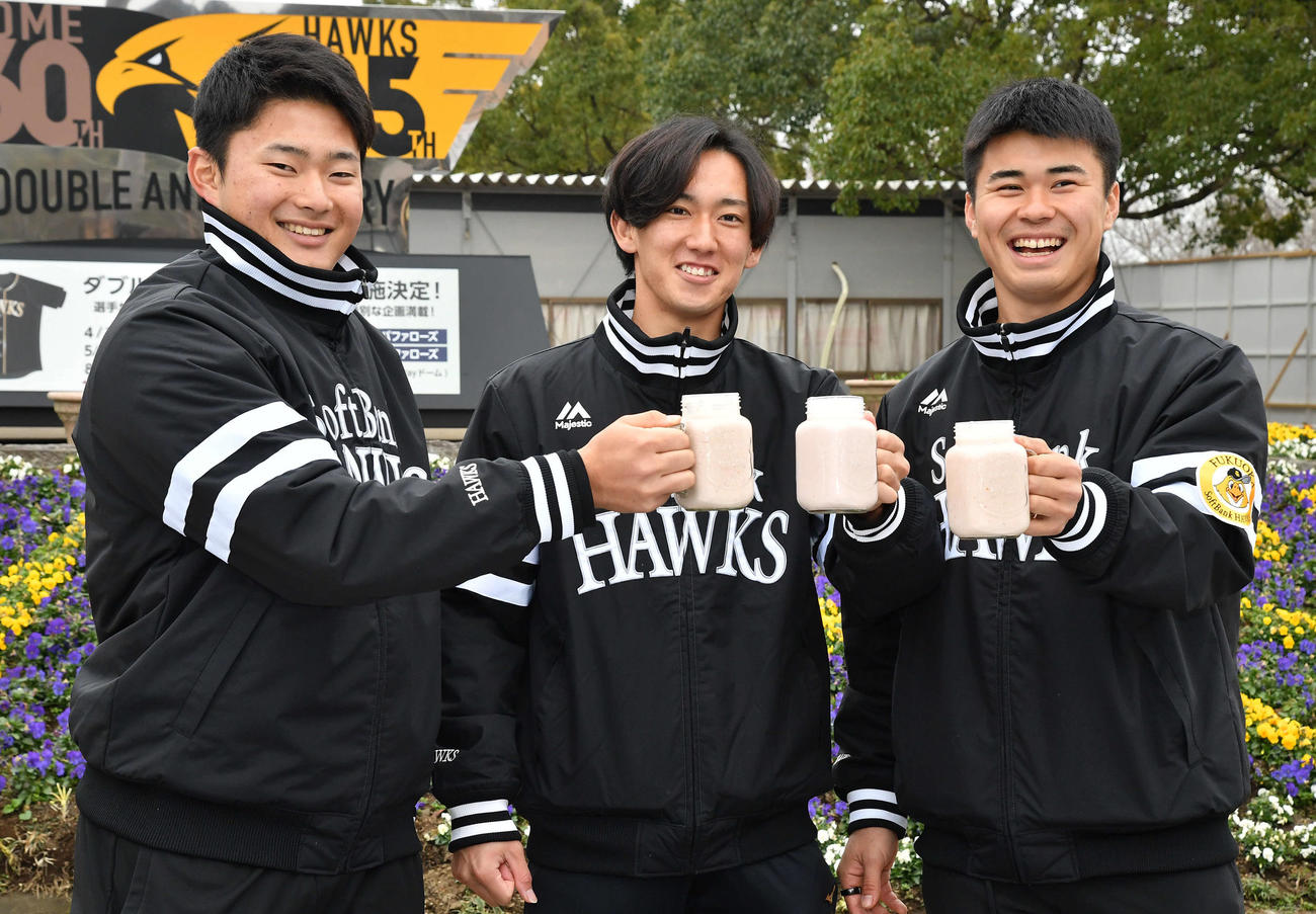 キャンプ休日の新人選手体験で宮崎県産のフルーツミックスジュースを作って乾杯する、左から生海、大津、松本晴（撮影・岩下翔太）