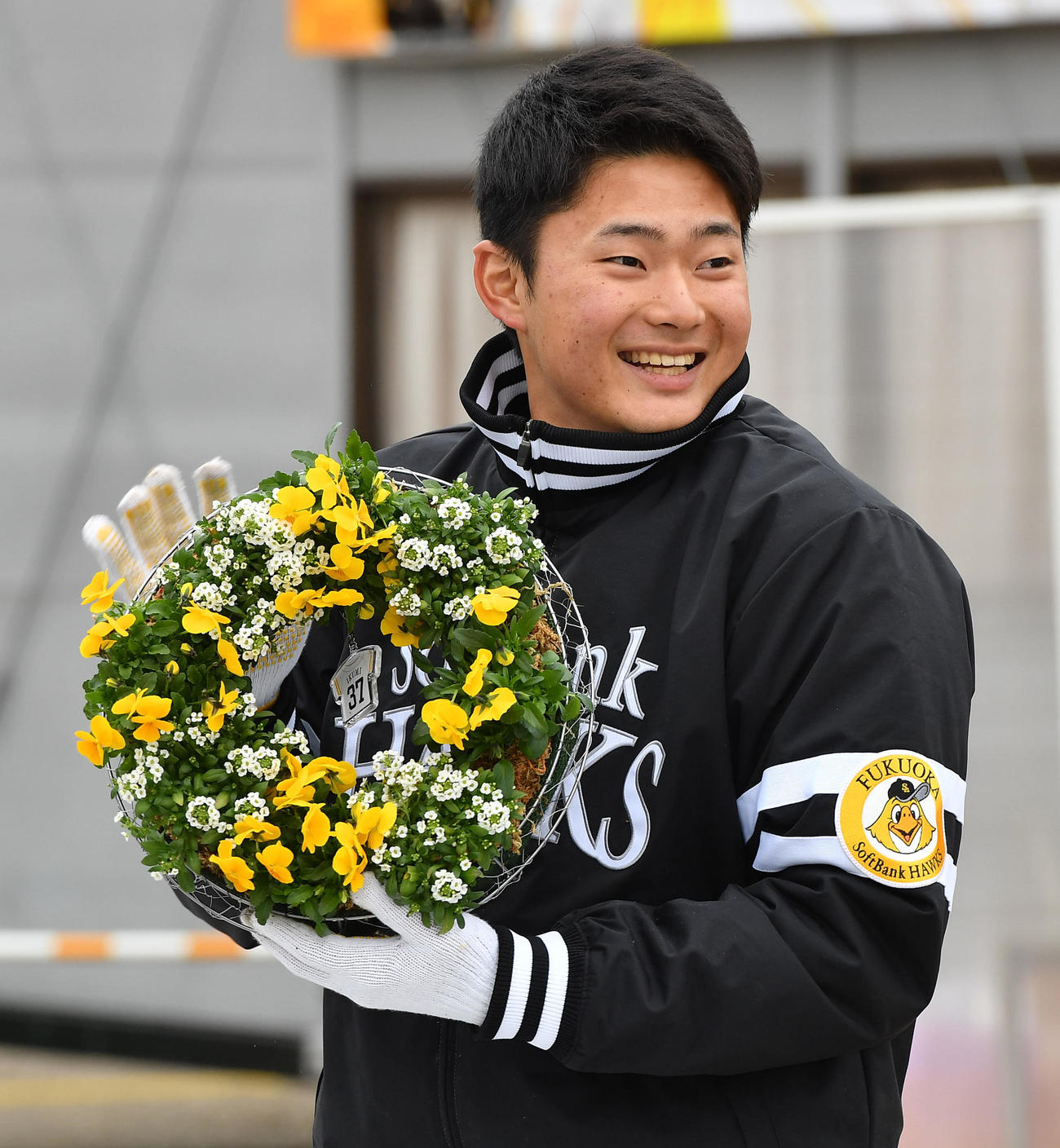 キャンプ休日の新人選手体験で完成したリースを手に笑顔を見せる生海（撮影・岩下翔太）