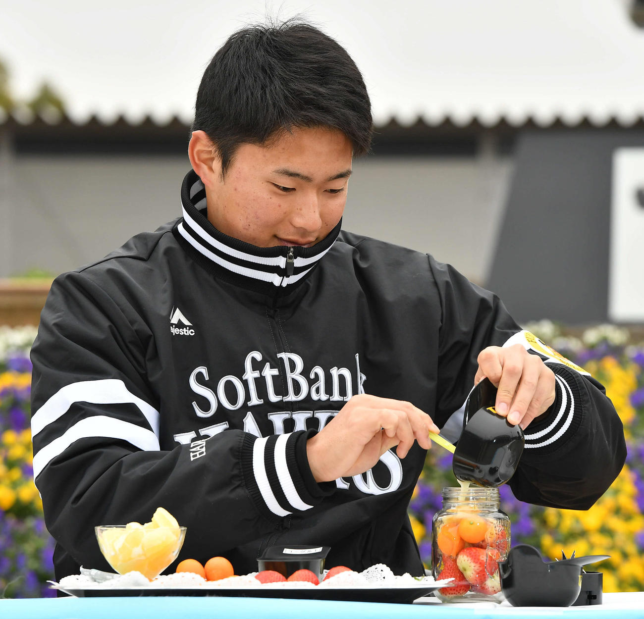 キャンプ休日の新人選手体験で、宮崎県産のフルーツミックスジュースを作る生海（撮影・岩下翔太）