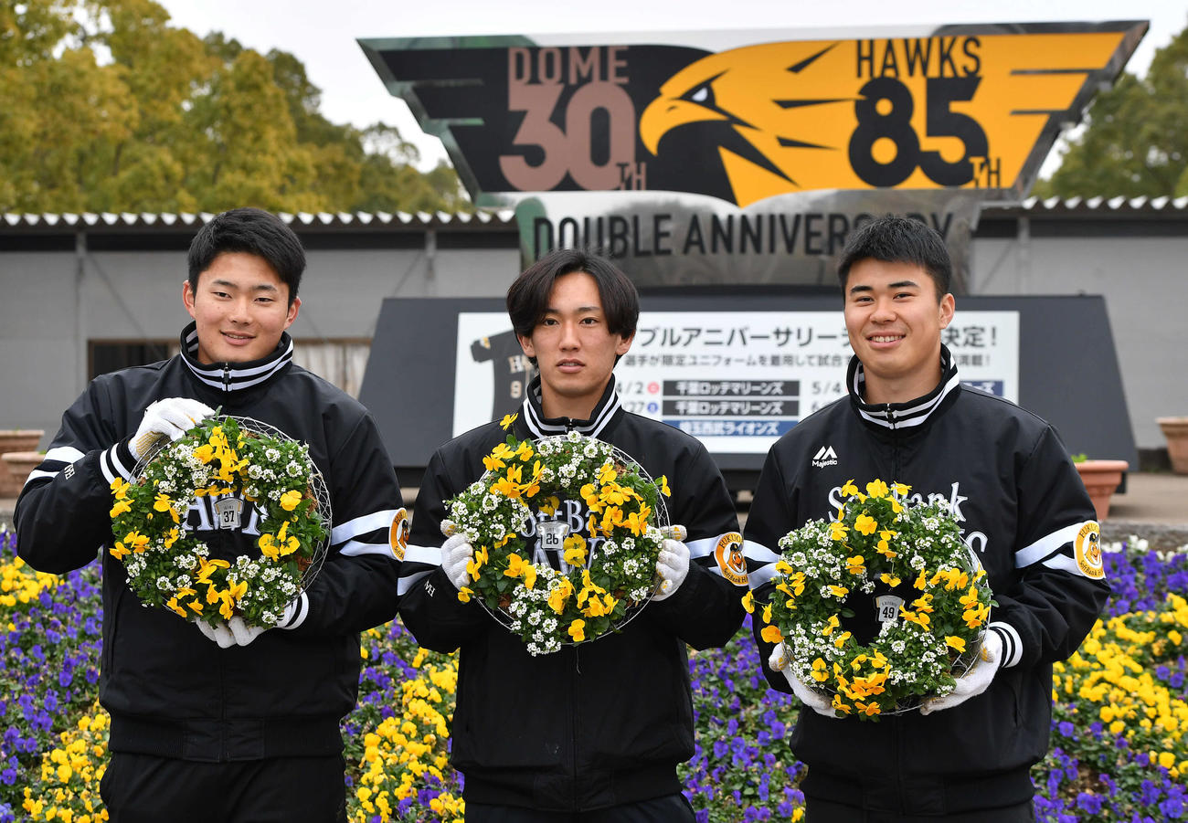 キャンプ休日の新人選手体験で完成したリースを見せる、左から生海、大津、松本晴（撮影・岩下翔太）