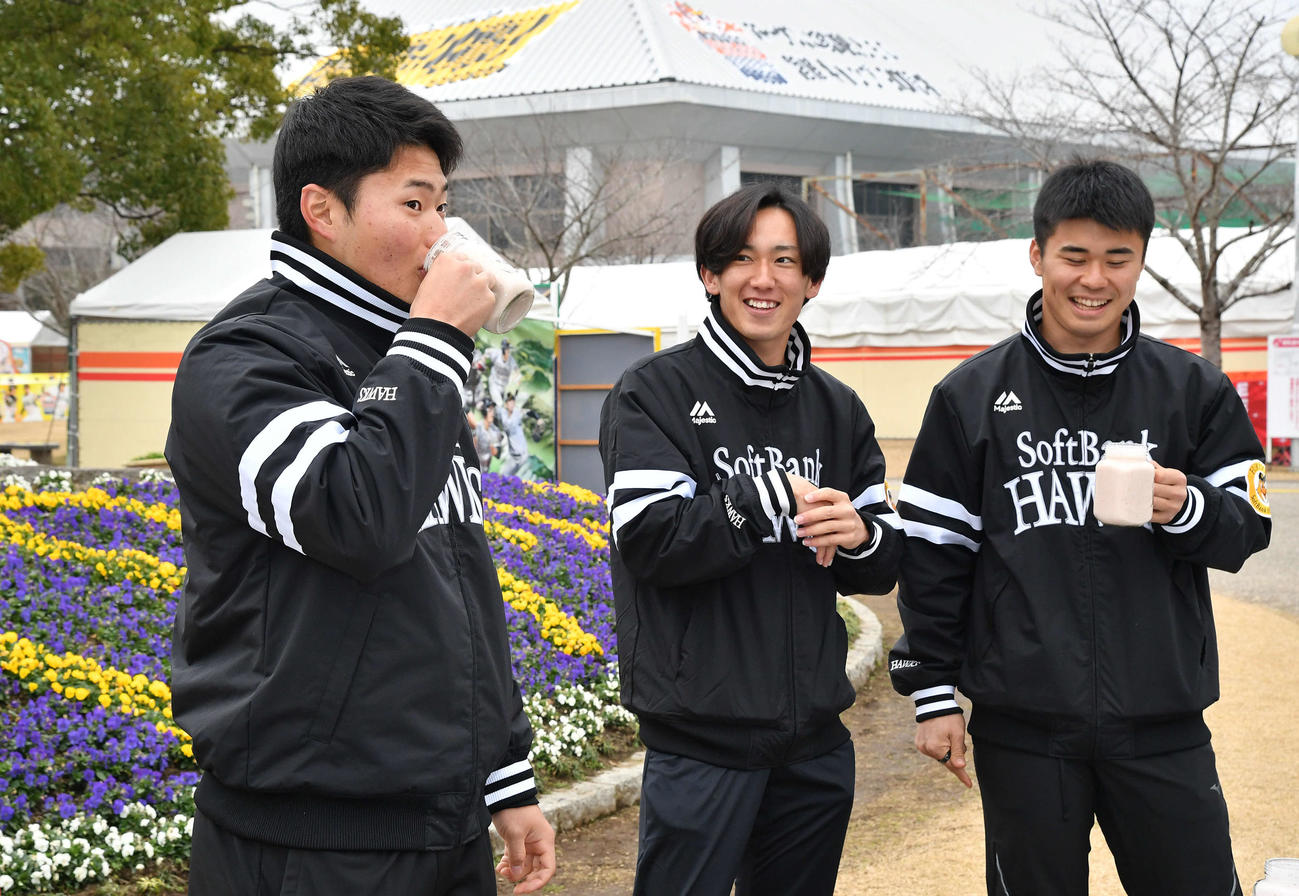 キャンプ休日の新人選手体験で作った宮崎県産のフルーツミックスジュースを飲む生海（左）、中央は大津、右は松本晴（撮影・岩下翔太）