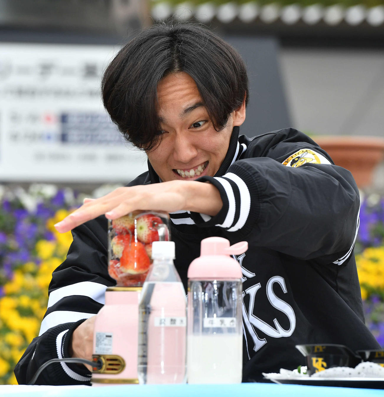宮崎県産のフルーツミックスジュースを作るも、いちごを詰めすぎてミキサーが回らず苦笑の大津（撮影・岩下翔太）
