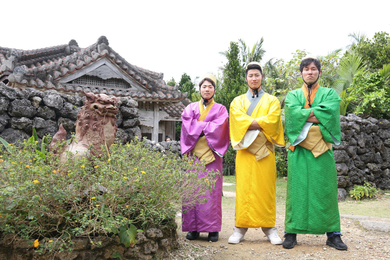 琉球衣装で記念撮影するロッテの、左から友杉、菊地、高野（撮影・河田真司）