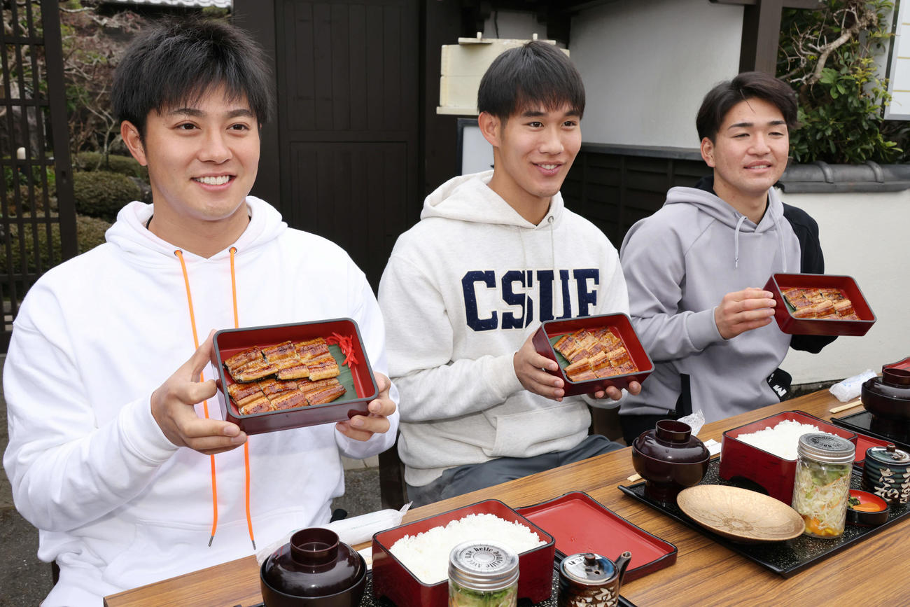 ウナギ料理を楽しむ、左から益田、長谷部、河野（撮影・加藤孝規）