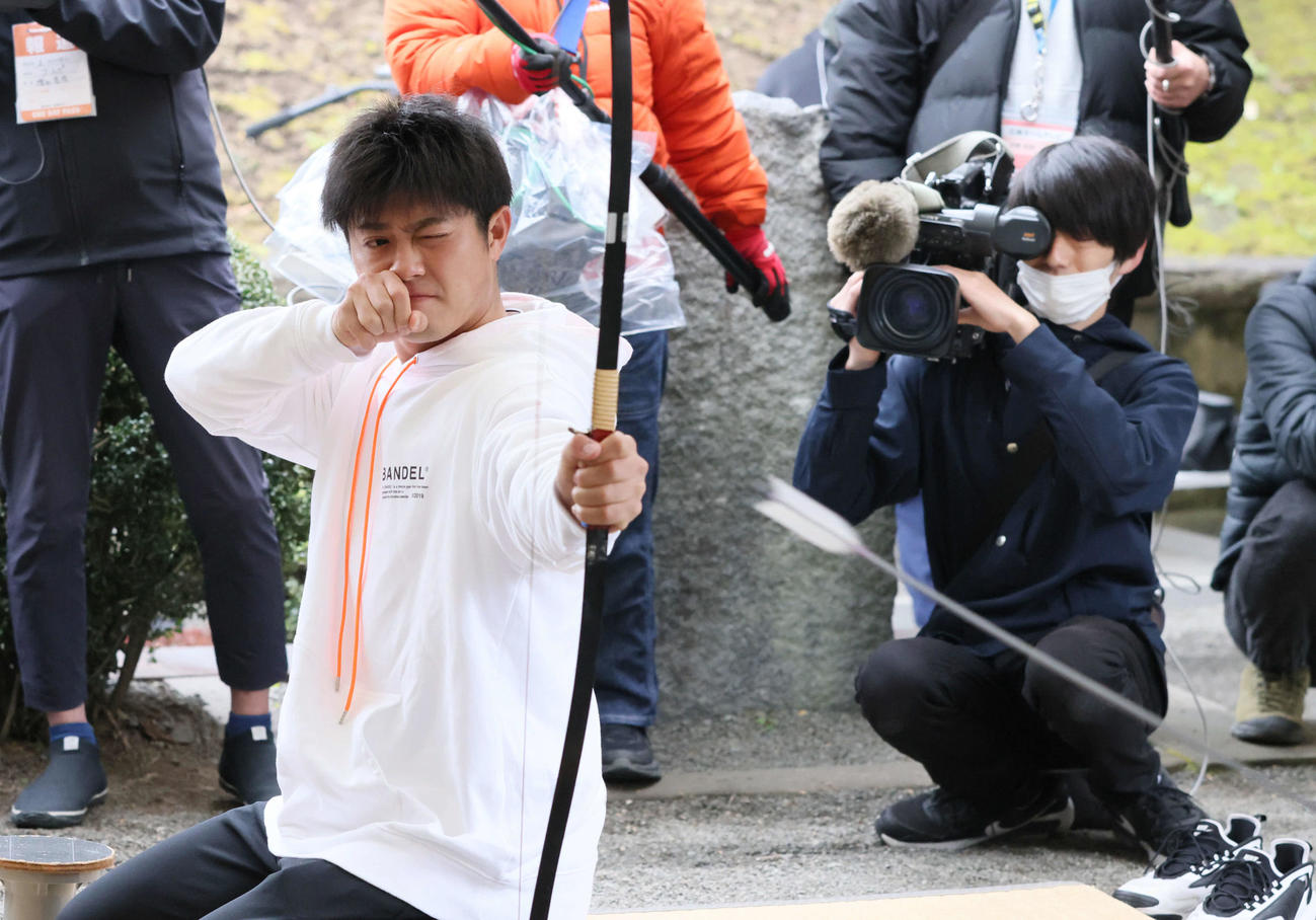 飫肥城跡で四半的を楽しむドラフト3位の益田（撮影・加藤孝規）