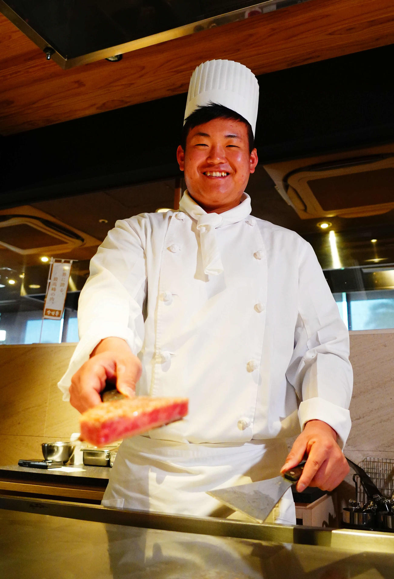 宮崎牛を調理するオリックス内藤