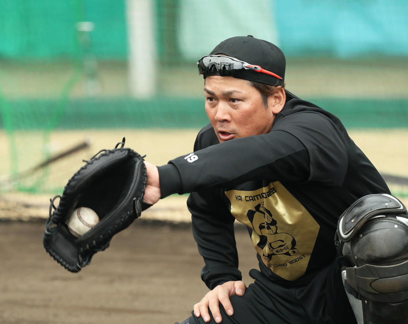捕球練習を行うソフトバンク甲斐（2023年1月22日撮影）